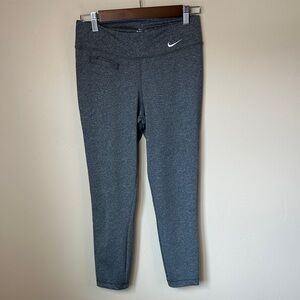 Women’s Medium Nike Gray Cropped Leggings - 26” inseam - Like New